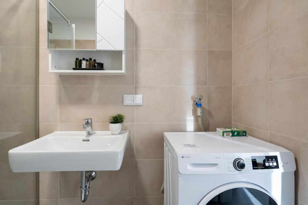 Apartamento Hm • Sleek 1br With Balcony *