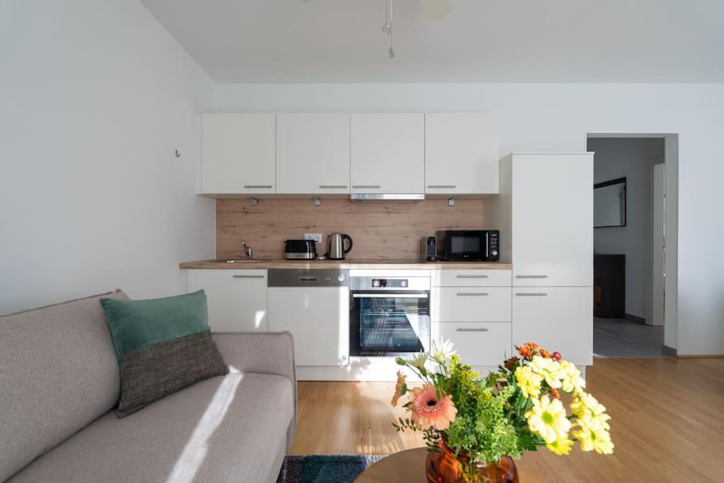 Apartamento Hm • Sleek 1br With Balcony Viena