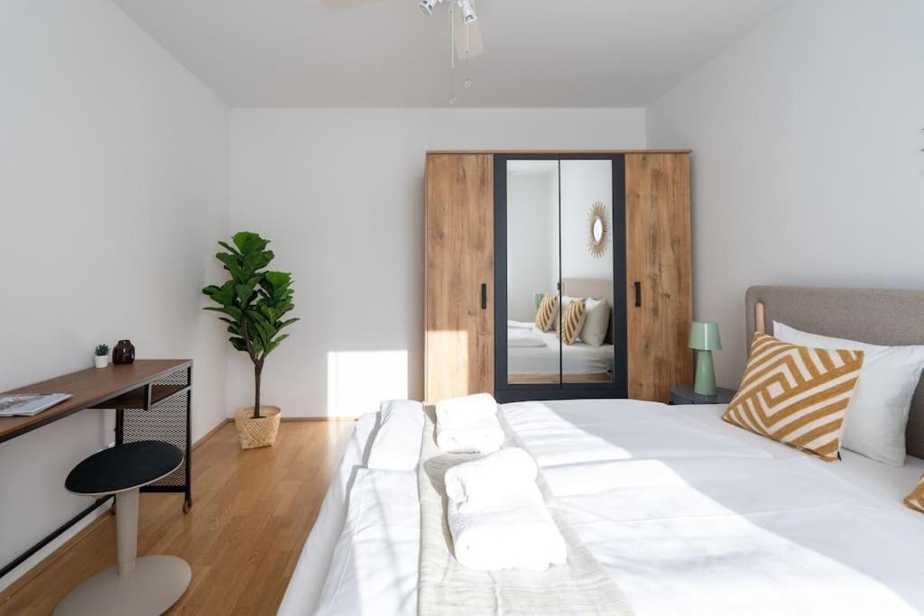 Hm • Sleek 1br With Balcony Apartamento