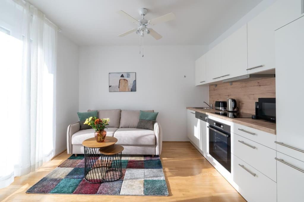 Hm • Sleek 1br With Balcony Viena