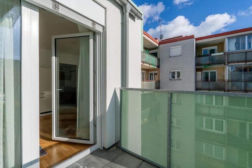 Hm • Sleek 1br With Balcony Apartamento
